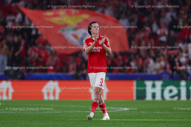 02.10.2024_ xJFAx Championsleague SL Benfica - Atl_tico Madrid_5423 Kopie | Portugal, Lisbon 2. October 2024 Uefa Champions League phase 2024/25 Matchday 2, S.L.Benfica - Atletico de Madrid v.l.,  Alvaro Fernandez Carreras (S.L.Benfica) bedankt sich bei den Fans, bedanken, Dank. Mannschaft nach dem Spiel, after the match bedankt sich bei den Fans, applauds the fans - Realisiert mit Pictrs.com