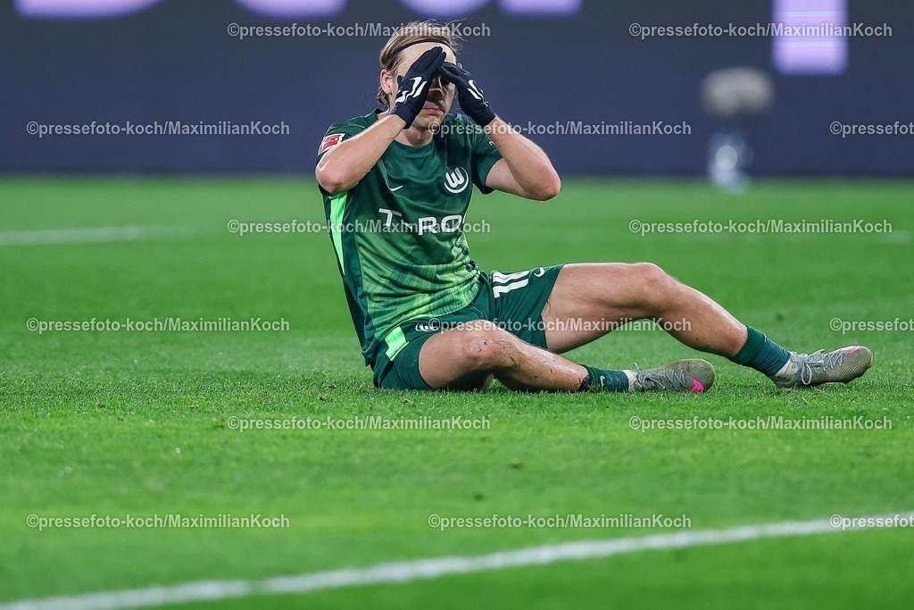 BMG13122502112 | 13.12.2025, Fußball, Borussia Mönchengladbach - VfL Wolfsburg, 1. Fußball Bundesliga, 14.Spieltag, Borussia-Park, Saison 2025 2026: Lovro Majer&nbsp;(VfL Wolfsburg #10) sitzt auf dem Spielfeld und reagiert Enttäuscht  DFB regulations prohibit any use of photographs as image sequences and or quasi-video.