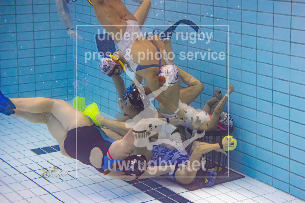 24. - 26.11.2023: Unterwasser-Rugby Champions Cup 2023  | Damen-Spiel: Tauchclub Stuttgart (Deutschland) in blau gegen NJ Hammerheads (USA) in weiß. - Realisiert mit Pictrs.com