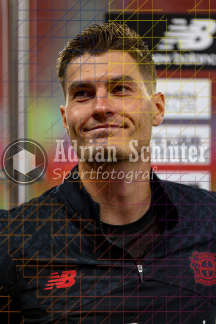 Bayer 04 Leverkusen vs Eintracht Frankfurt - Bundesliga  | Leverkusen, Deutschland, 12.09.25:   Patrick Schick (Bayer 04 Leverkusen) lächelt, lacht waehrend des Spiels der Bundesliga zwischen  Bayer 04 Leverkusen vs Eintracht Frankfurt in der BayArena(Foto von Brauer-Fotoagentur / Adrian Schlueter)