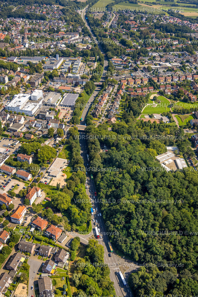 Gladbeck240806240 | Luftbild, Wohngebiet an der Essener Straße B224, Wald und Zentrale Unterbringungseinrichtung (ZUE) für Flüchtlinge Festwiese und Festplatz,  Butendorf, Gladbeck, Ruhrgebiet, Nordrhein-Westfalen, Deutschland