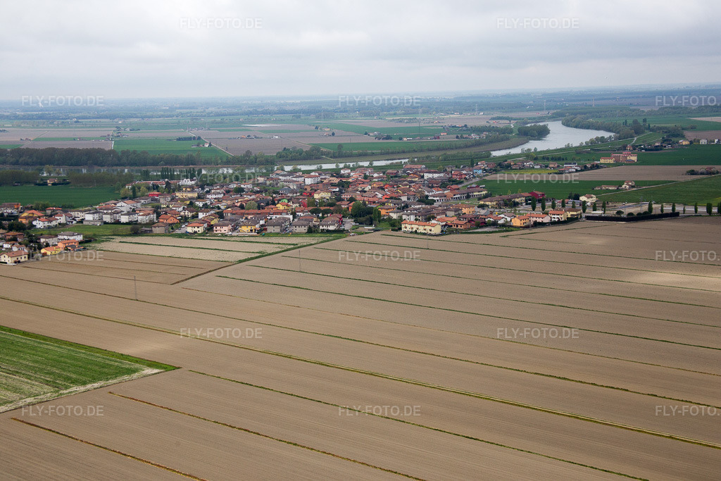Luftbild: Ortsansicht in Scovetta im Bundesland Venetien in Italien. Foto: IMG_087716.jpg vom 09.04.2016 durch Werner Riehm/FLY-FOTO.de