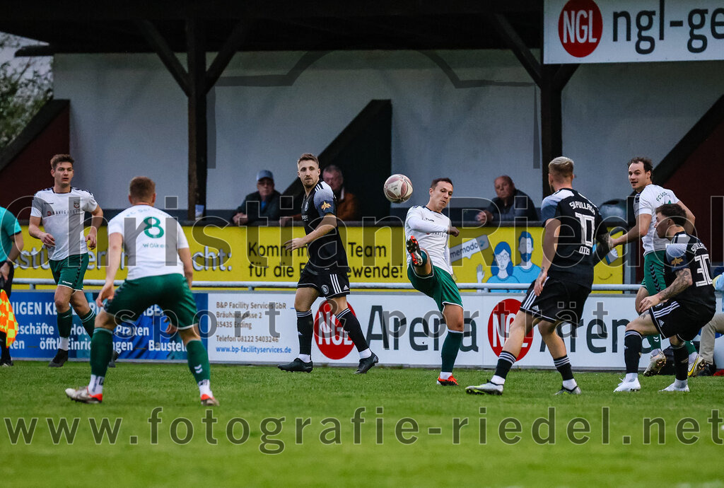 2024-04-05_018_FC_Schwaig_gegen_SV_Pullach | Oberding, Deutschland, 05.04.2024:
Fußball, Landesliga Südost 2023 / 2024, 28. Spieltag, FC Schwaig gegen SV Pullach, Endergebnis: 2:0

Nils Wölken (FC Schwaig, #8), Maximilian Hellinger (FC Schwaig, #23), Gilbert Diep (SV Pullach, #10), Yanis Luis Marseiler (SV Pullach, #30)

Foto: Christian Riedel / fotografie-riedel.net