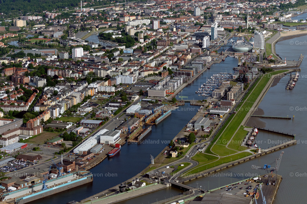 4030454 | BREMERHAVEN 01.06.2020 Stadtansicht am Ufer des Flussverlaufes der Weser mit Hafen in Bremerhaven im Bundesland Bremen, Deutschland. Weiterführende Informationen bei: Stadt Bremerhaven. // City view on the river bank of the Weser river with port in Bremerhaven in the state Bremen, Germany. Further information at: Stadt Bremerhaven. Foto: Gerhard Launer