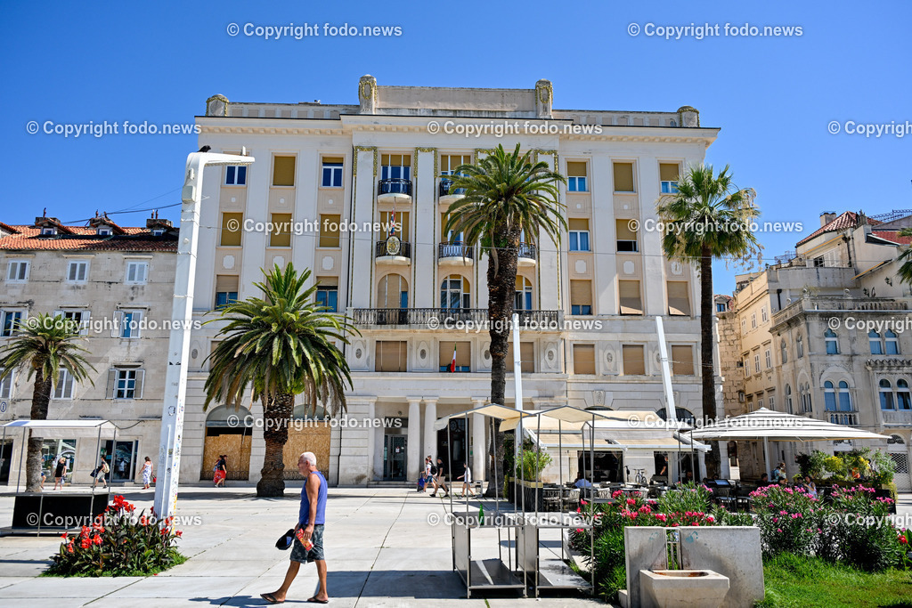 Kroatien_ Split_ 21.07.2025-31 | 21.07.2025, Kroatien, HRV, Split, im Bild Themenbild, Stadtansichten, Palmen, Gebaeude, Haus, Bank, Touristen, Tourismus, Feature, SymbolbildSplit zweitgroesste Stadt Kroatiens. Die Stadt ist Verwaltungssitz der Gespanschaft Split-Dalmatien 