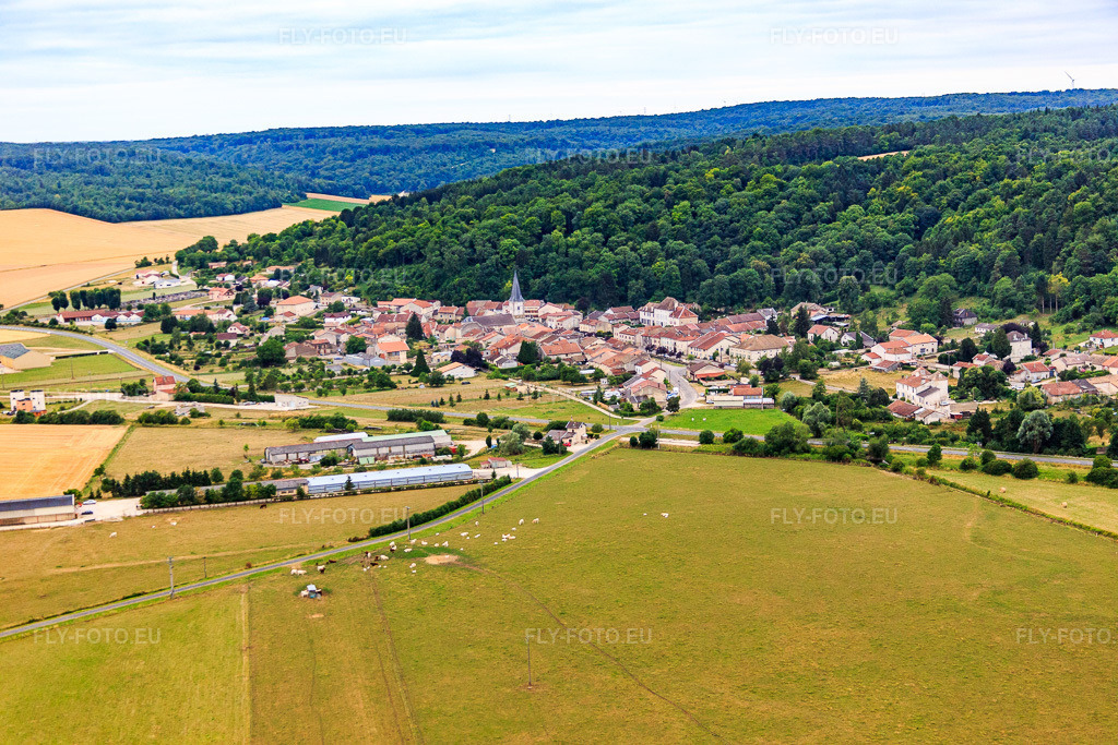 Vue aérienne: Vue de la ville depuis le nord à Maxey-sur-Vaise dans le département Meuse, France – .Photo: IMG_083583.jpg prise le 13/07/2015 par Werner Riehm/FLY-FOTO.eu – Résolution de l'original: 5472 x 3648 px