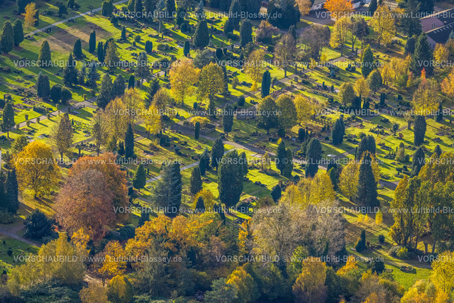 Witten231101419 | Luftbild, Evang. Friedhof Gräberfeld und Urnengräber Kolumbarium, Zypressen Eiben, und Laubbäume in herbstlichem Abendlicht, Pferdebachstraße, Witten, Ruhrgebiet, Nordrhein-Westfalen, Deutschland