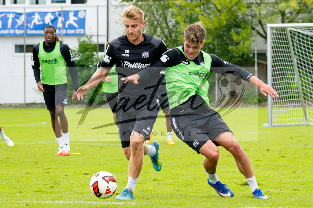 20260909_TRAOSN_0620 | Fußball, Herren: Fridolin Wagner (VfL Osnabrück) und Jonathan Wensing (VfL Osnabrück) im Zweikampf beim Training des VfL Osnabrück am 09.09.2026 im Sportpark Illoshöhe in Osnabrück, Deutschland.(Foto von Nico Paetzel) - Realisiert mit Pictrs.com