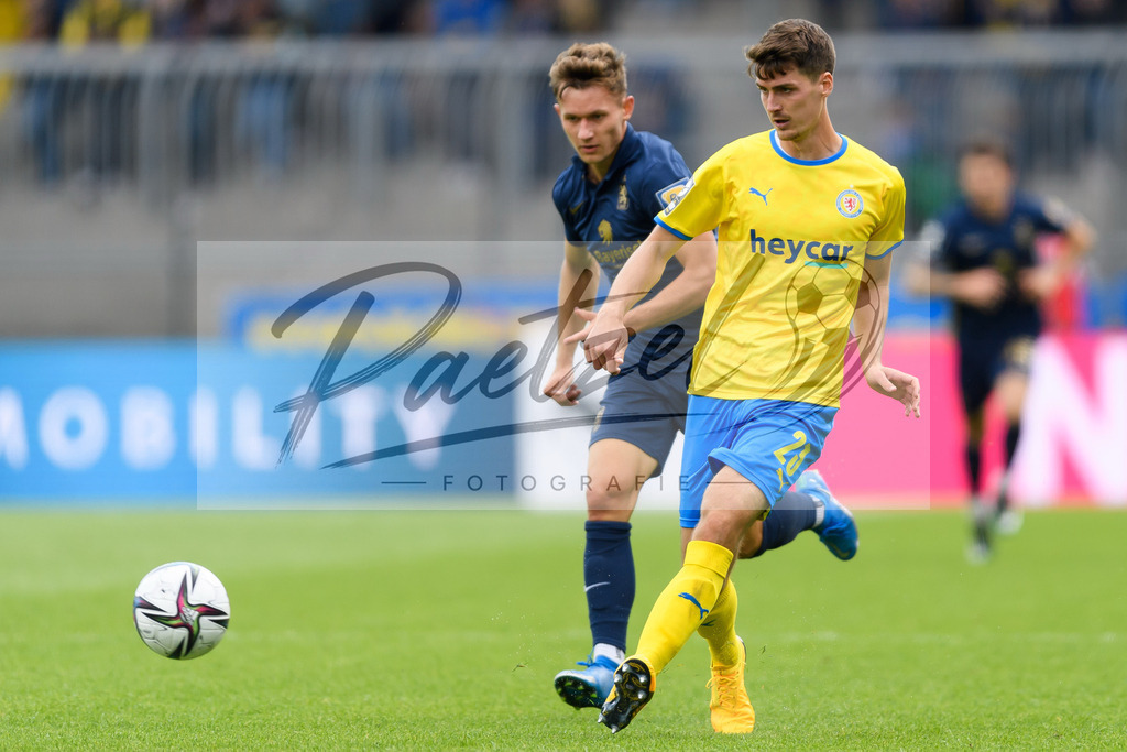 EBSTSV20210828_151 | Fussball, Herren: Danilo Wiebe (Eintracht Braunschweig) in Aktion, am Ball, Einzelaktion beim Spiel der 3. Liga zwischen Eintracht Braunschweig und TSV 1860 Muenchen im Eintracht-Stadion am 28.08.2021 in Braunschweig, Deutschland.DFB / DFL REGULATIONS PROHIBIT ANY USE OF PHOTOGRAPHS AS IMAGE SEQUENCES AND/OR QUASI-VIDEO. - Realisiert mit Pictrs.com