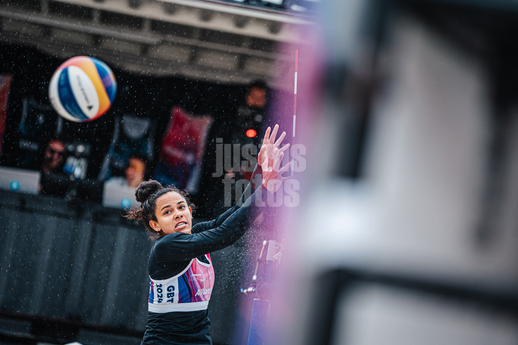 Beachvolleyball | Frauen | German Beach Tour 2024 | Tourstop Bremen | 08.06.2024 | Thainara Mylena Feitosa de Oliveira (BRA) schaut dem Ball hinterher