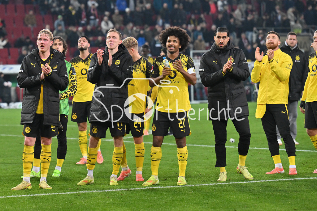 FC Augsburg - Borussia Dortmund | AUGSBURG, GERMANY - the team of Borussia Dortumund celebrating withe the fans after the bundesliga match between FC Augsburg vs. Borussia Dortmund on matchday 9 at WWK Arena on October 31, 2025 in Augsburg, Germany / DFL REGULATIONS PROHIBIT ANY USE OF PHOTOGRAPHS AS IMAGE SEQUENCES AND/OR QUASI-VIDEO / Julian BRANDT (Borussia Dortmund 10), Maximilian BEIER (Borussia Dortmund 14), Karim ADEYEMI (Borussia Dortmund 27), Emre CAN (Borussia Dortmnd 23)
