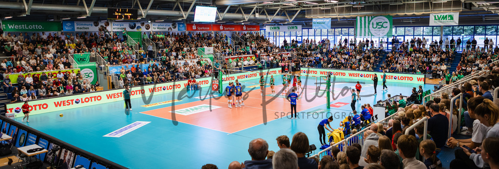 Volleyball, 1. Bundesliga Frauen, Hauptrunde, 1. Spieltag, Saison 2025/2026: USC Münster - SSC Palmberg Schwerin | 1. Bundesliga Frauen, Hauptrunde, 1. Spieltag, Saison 2025/2026, USC Münster empfängt SSC Palmberg Schwerin in der Sporthalle Berg Fidel in Münster. Foto: sportfotografie.ms | Markus Paletta - Realisiert mit Pictrs.com