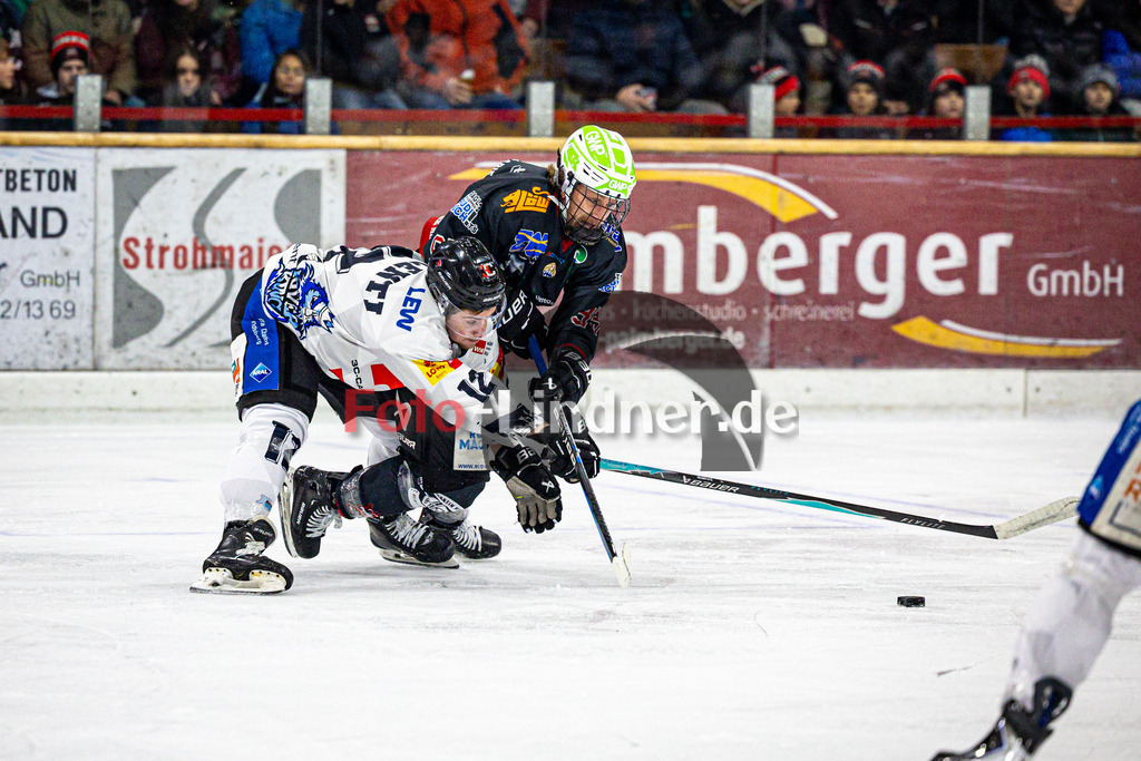 Peißenberg MINERS gegen HC Landsberg RIVER KINGS | Eishockey Bayernliga 2025/26 Vorrunde 4. Spieltag, Peißenberg MINERS gegen HC Landsberg RIVER KINGS, 20251024,Zweikampf,2025-10-24 in Peißenberg (flatbuy Arena Peißenberg), Lorenzo VALENTI (RIVERKINGS 12), Moritz BIRKNER (MINERS 95)Copyright: WolfgangxLindner www.foto-lindner.de