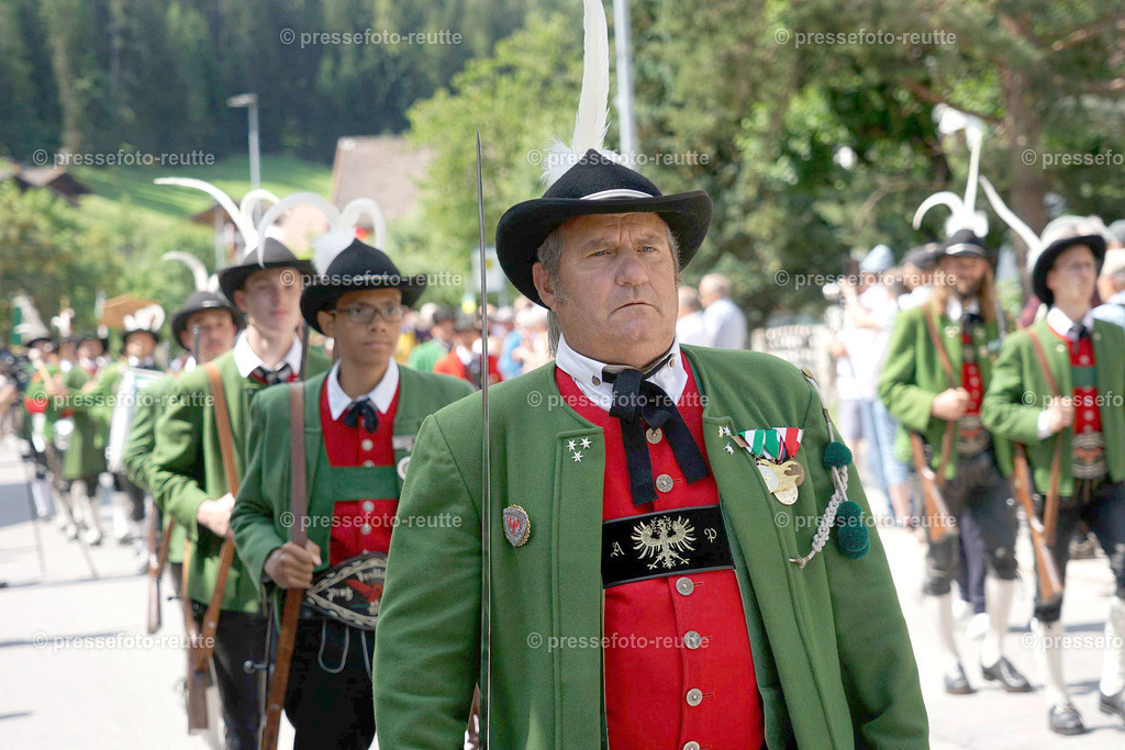 e10-news-2023-Juli23-Regimentsschuetzenfest3-Steeg-UMZUG_DORF-DSC07325 | Info aus dem Bezirk Reutte/Ausserfern Tirol sowie eine umfangreiche Bilddatenbank über die gesamte Region: Lechtal, Talkessel Reutte, Tannheimertal, Zwischentoren. Lech, Plansee, Zugspitze, Grenztunnel, B179, Fernpassstraße, Verkehr, Lawinen, Tradition, - Realisiert mit Pictrs.com