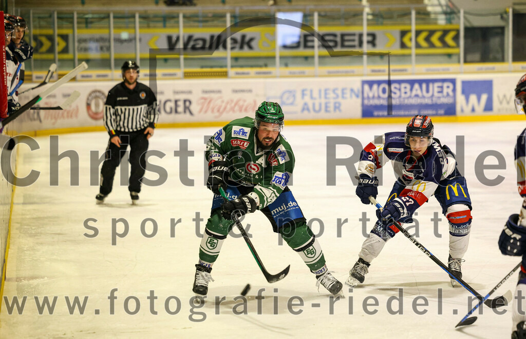 2024-01-05_114_TSV_Erding_gegen_VfE_Ulm-Neu-Ulm | Erding, Deutschland, 05.01.2024:
Eishockey, Bayernliga Vorrunde 2023 / 2024, 22. Spieltag, TSV Erding gegen VfE Ulm/Neu-Ulm, Endergebnis: 7:6

Rudolf Lorenz (Erding Gladiators, #91), Valentin Der (VfE Ulm/Neu-Ulm e. V., #27)

Foto: Christian Riedel / fotografie-riedel.net