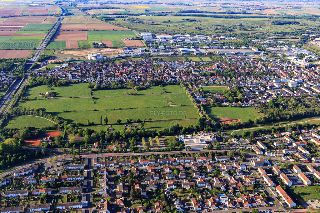 Luftbild: Queichwiesen aus Norden im Ortsteil Queichheim in Landau im Bundesland Rheinland-Pfalz in Deutschland. Foto: IMG_120635.jpg vom 26.04.2020 durch Werner Riehm/FLY-FOTO.de