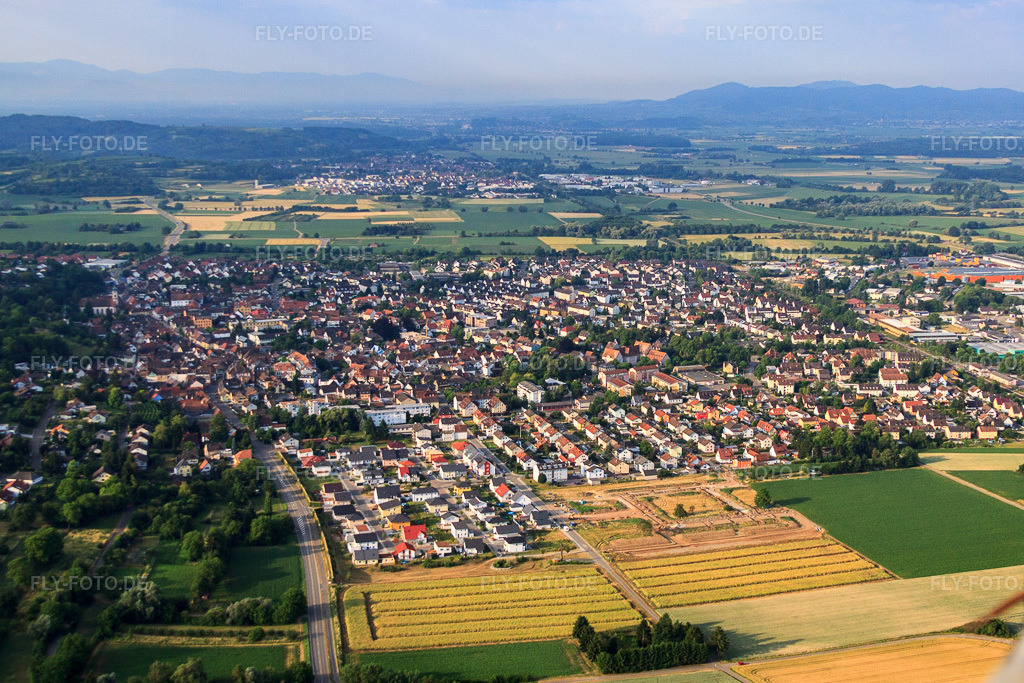 Luftbild: Ortsansicht von Norden in Herbolzheim im Bundesland Baden-Württemberg in Deutschland. – Foto: IMG_68141.jpg vom 19.06.2014 durch Werner Riehm/FLY-FOTO.de – Auflösung des Originals: 4508 x 3006 px