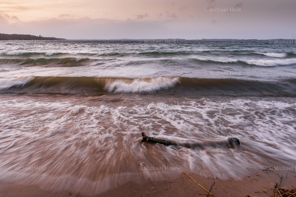 Wintersturm an der Ostsee bei Kiel | Profi-Fotos über Schleswig-Holstein und dem ganzen Norden für Büro, Hotel, Ferienhaus, Ferienwohnung, Wohnzimmer, Arztpraxis uvm. jetzt bestellen. - Realisiert mit Pictrs.com