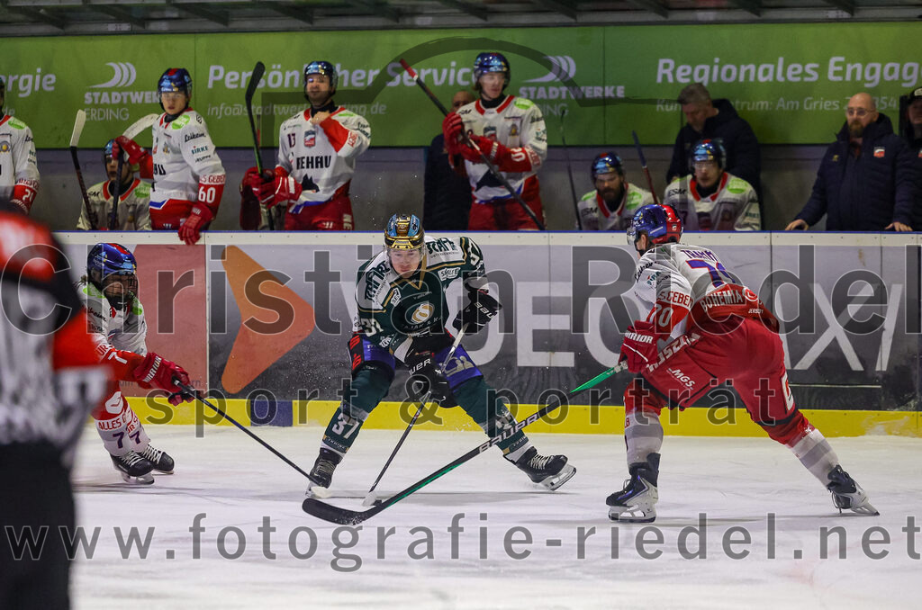 2026-01-18_062_TSV_Erding_gegen_Selber_Woelfe | Erding, Deutschland, 18.01.2026:Eishockey, Oberliga Süd 2025 / 2026, 38. Spieltag, TSV Erding gegen Selber Wölfe, Endergebnis: 2:3 n.V.Thomas Matheson (Erding Gladiators, #37), Stephan Tramm (Selber Wölfe, #70)Foto: Christian Riedel / fotografie-riedel.net
