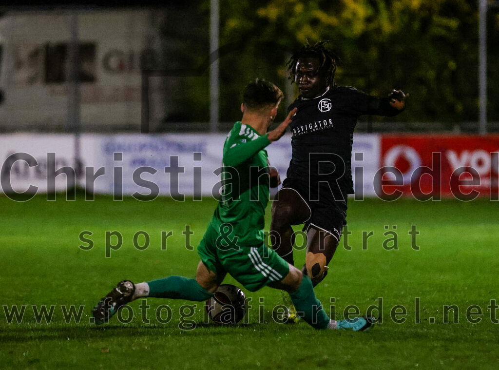2023-11-03_096_FC_Schwaig_gegen_TuS_Holzkirchen | Oberding, Deutschland, 03.11.2023:
Fußball, Landesliga Südost 2023 / 2024, 19. Spieltag, FC Schwaig gegen TuS Holzkirchen, Endergebnis: 4:1

Pirmin Lindner (TuS Holzkirchen, #20), Bilal Ibrahim (FC Schwaig, #6)

Foto: Christian Riedel / fotografie-riedel.net