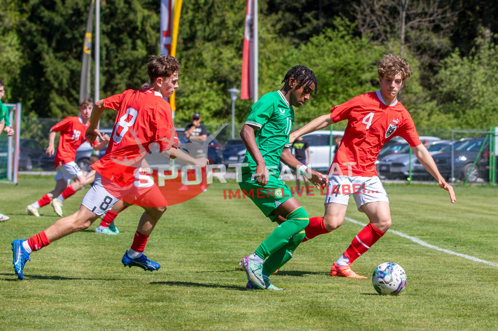 Fußball Halbfinale | Edin Jakupi (U15 Österreich #8) David Dunne (U15 Irland #11) Jan Karner (U15 Österreich #4) Luca Weinhandl (U15 Österreich #19)Fußball Halbfinale, Irland U15 - Österreich U15 am 29.04.2024 in Arnoldstein (Sportplatz), Austria, (Photo by Ernst Krawagner sport-fan.at) - Realisiert mit Pictrs.com