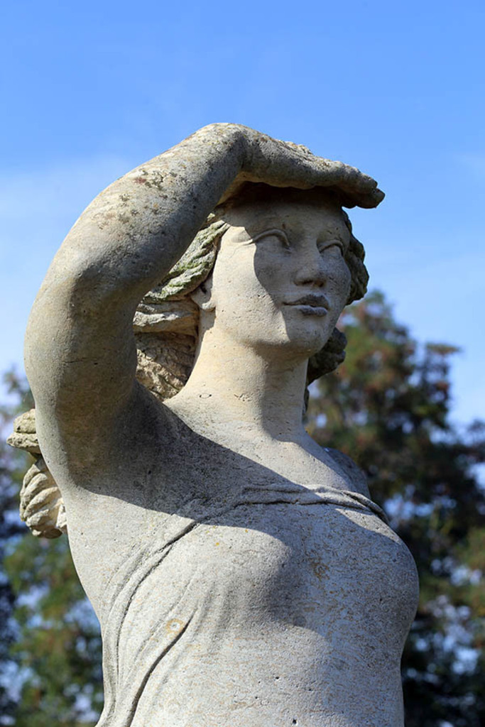 Foto: Leipzig - Penelope - Skulptur am Markkleeberger See | Das Team hinter BILDLEXIKON LEIPZIG bündelt historische wie aktuelle Informationen über die Stadt Leipzig in Text und Bild auf einer Plattform und stellt diese der interessierten Öffentlichkeit zur Verfügung.