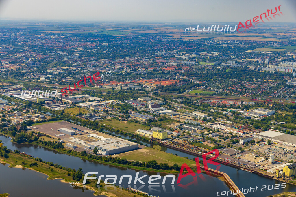 Industriehafen Magdeburg Bild- Das Luftbild wurde 2025 vom UL-Flugzeug heraus erstellt ( keine Drohne bzw. Drohnenaufnahme ) - Hochauflösende Luftaufnahme -Nicht vergleichbar mit Google Maps oder Satelittenbilder- Die Geschenkidee !Mit Lizenz und Bildrechte bestellbar - CC