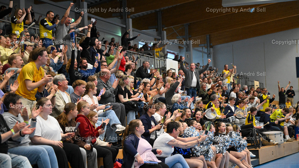 TSV Altenholz vs EHV Aue | Jubel nach dem 28-28 durch Julius Schneider (TSVA #4) / Handball 3. Liga Nord-Ost Männer 2025/2026 / TSV Altenholz vs EHV Aue / Edgar-Meschkat-Halle / Altenholz / 18.04.26 - Realisiert mit Pictrs.com