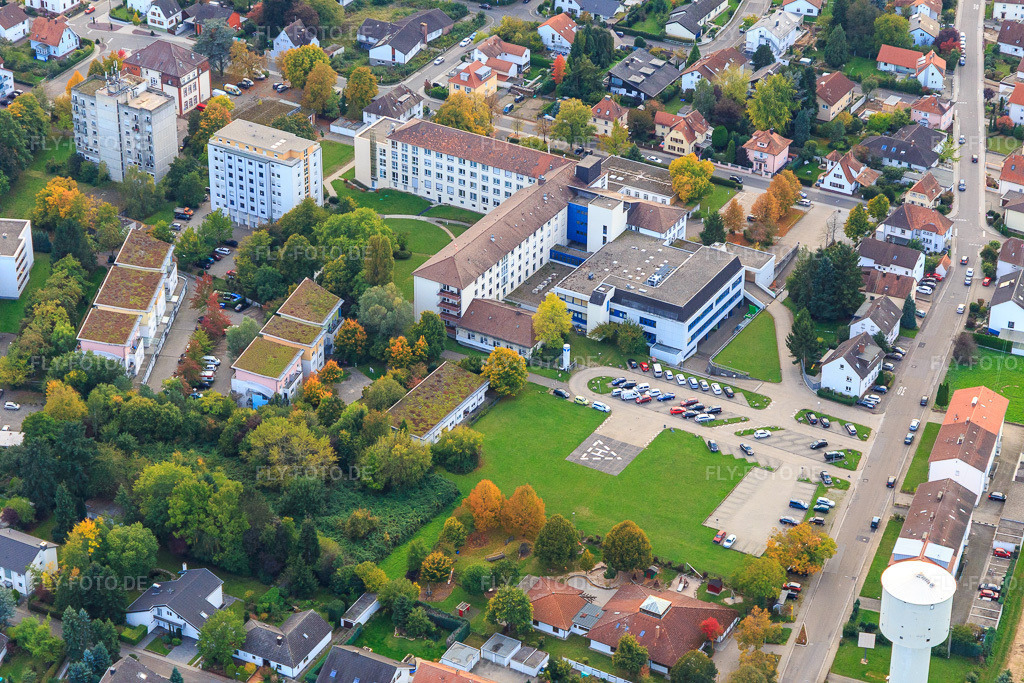 Luftbild: Asklepios Südpfalzkliniken aus Nordosten in Kandel im Bundesland Rheinland-Pfalz in Deutschland. Foto: IMG_103877.jpg vom 01.10.2017 durch Werner Riehm/FLY-FOTO.deAsklepios Südpfalzklinik Kandel - Asklepios Südpfalzklinik Kandel