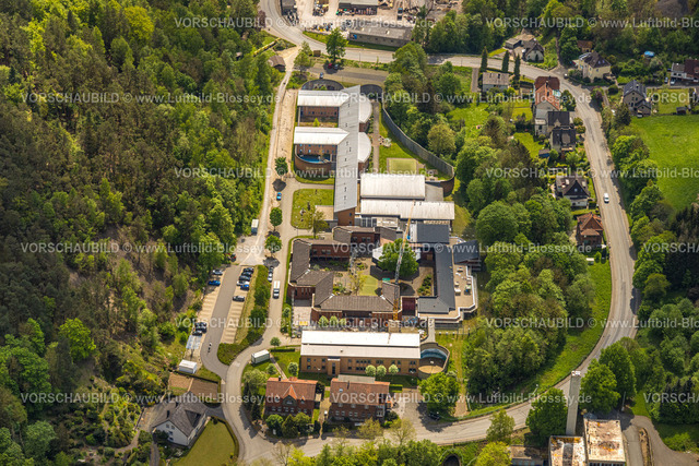 Marsberg240504228 | Luftbild, LWL-Klinik Marsberg mit Baustelle und Baukran, Eingangsbereich Besucherbergwerk Kilianstollen, Niedermarsberg, Marsberg, Sauerland, Nordrhein-Westfalen, Deutschland