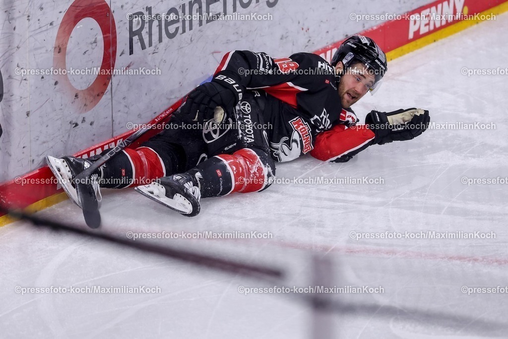 KEC07012501031 | 07.01.2025, Eishockey, Penny DEL, Kölner Haie - Eisbären Berlin, Spieltag 27, Lanxess-Arena Köln: Josh Currie (Kölner Haie #18) liegt mit Schmerzen auf dem Eis