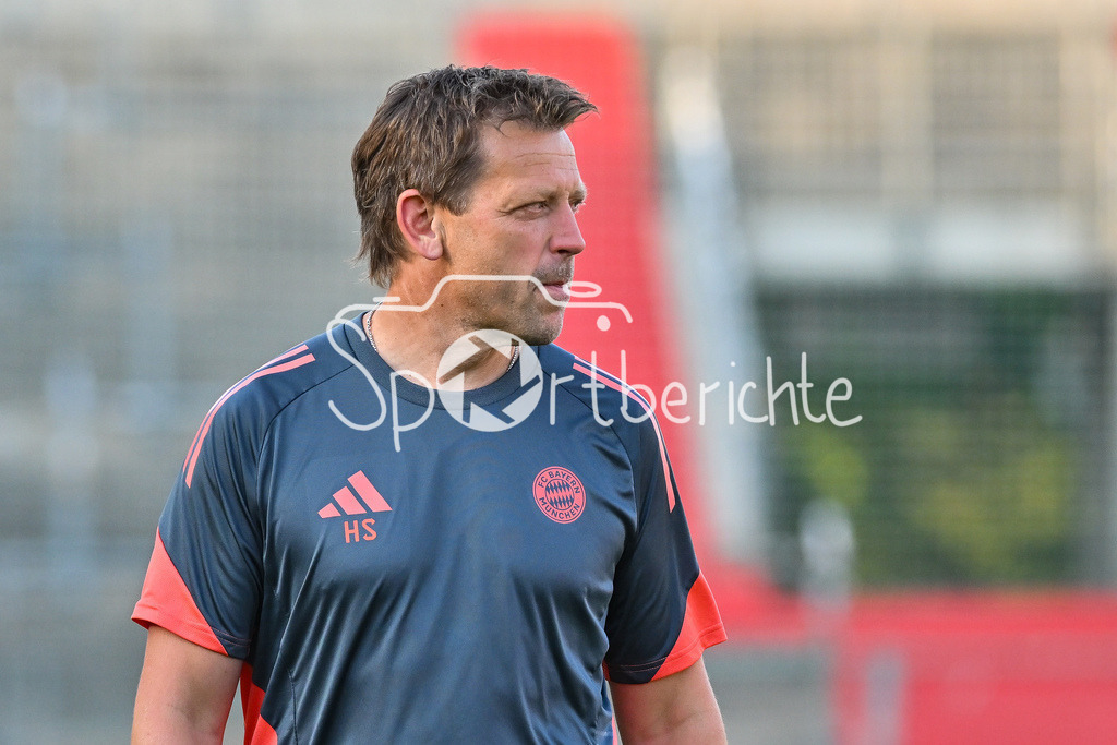 SpVgg Unterhaching - FC Bayern Amateure | im Bild Holger SEITZ Cheftrainer FC Bayern München II vor der Partie / Einzelfoto / Freisteller / Regionalliga Bayern: SpVgg Unterhaching - FC Bayern München II; Uhlsport Park am 15.08.2025