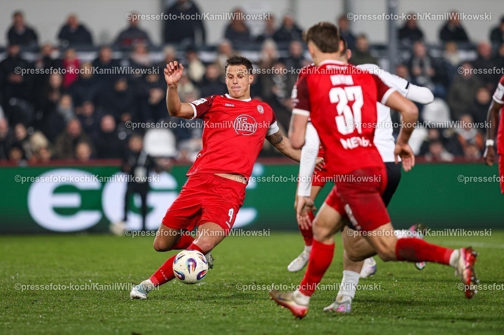 xKWIx13122501055 | 13.12.2025, xKWIx, Fußball, 3. Liga, SC Verl - Rot-Weiss Essen, SPORTCLUB Arena: Michael Schultz (Rot-Weiss Essen #4) rettet vor Dominik Steczyk (SC Verl #11) im Strafraum Photo: xKamilxWilkowskixPressefotoKochx