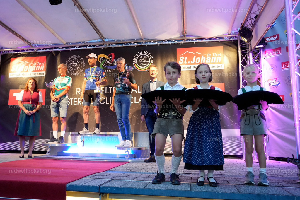 1275_20230817_Bewerb_Maenner_Muehlanger | AUT - OESTERREICH, 2023-08-16: SPORT RENNRAD-FAHREN - 55. INTERNATIONALER RADWELTPOKAL IN ST. JOHANN IN TIROL  - Vintage-Radrennen mit WM-Bronze-Medaillen-Siegerin Christina Schweinberger, den Teilnehmer und Alexander Baumann (vom Orginastions-Team) - TAG 2 BEWERB MAENNER IN SECHS GRUPPEN  ; Foto: Roland Muehlanger