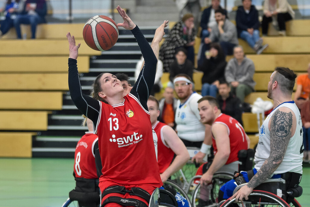 2024-03-17-0448 | Yannick Mildner (RSKV Tübingen #12), Angriff, Korbwurf; Hannes Hartung (BG Baskets Hamburg, #17), Saman Balaghi (BG Baskets Hamburg, #23),( RSKV Tübingen vs. BG Baskets Hamburg, Rollstuhlbasketball 2. Bundesliga, Saison 2023/24, 17.03.2024
Foto: Ralph Kunze - Realisiert mit Pictrs.com