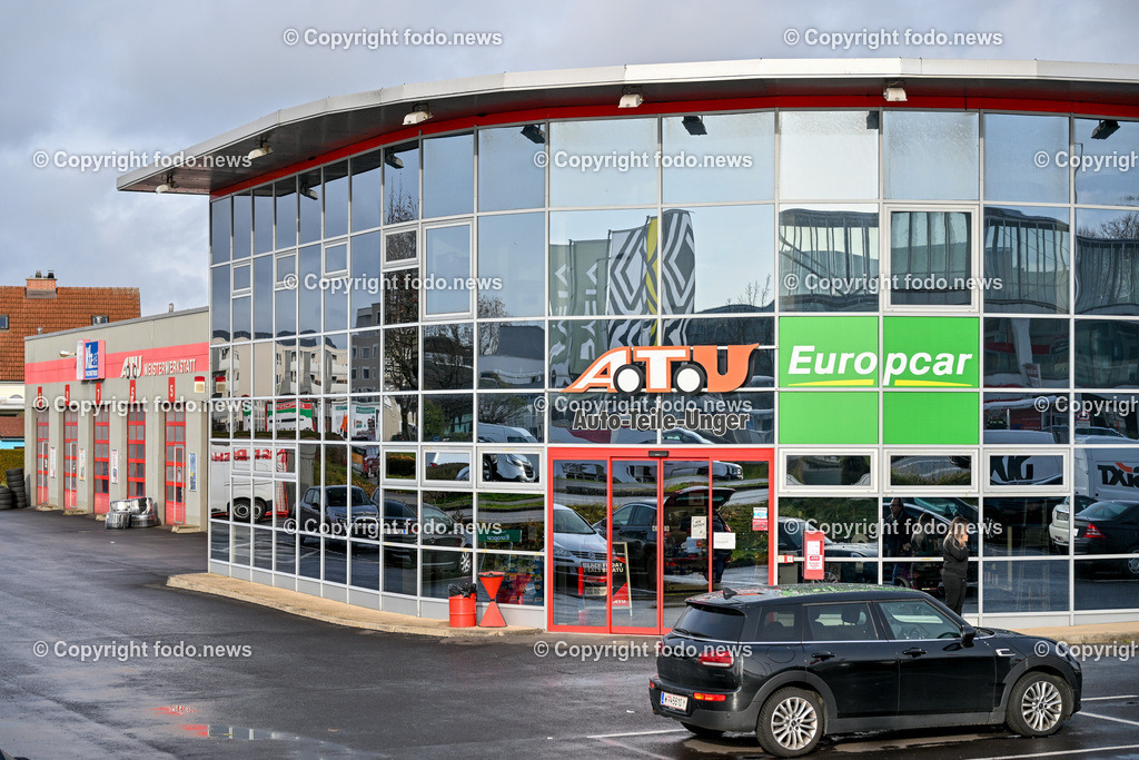 Autoteile Unger_ ATU_ 27.11.2023-27 | 27.11.2023, Leonding, AUT, Autoteile Unger, ATU, im Bild Gebaeude, Gebäude, Werkstatt, Mechaniker, Autowerkstatt, Auto, Inspektion, Reparatur, Reparaturwerkstatt, Service, Fachbetrieb, Pruefstelle, Prüfstelle, Autoservice, KFZ, PKW, Fahrzeug, Insolvenz, Pleite, Teile, Zubehoer, Zubehör, Mitarbeiter, Kunden, Shop, Fahnen, Schild, Logo, Einfahrt