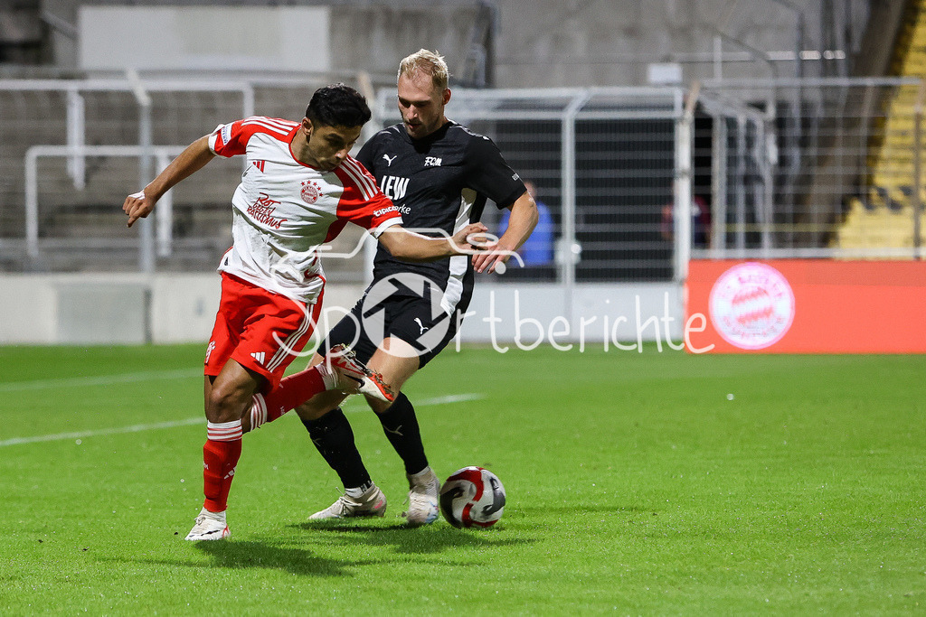 FC Bayern Amateure - FC Memmingen | Davide DELL`ERBA (FCB #19) im Duell mit Nicolai BRUGGER (FCM #4) / Zweikampf