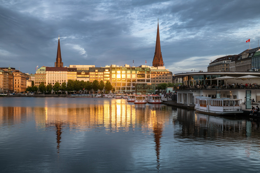 10221006 - Goldenes Abendlicht | Blick über die Binnenalster bei einer ganz besonderen abendlichen Lichtstimmung.