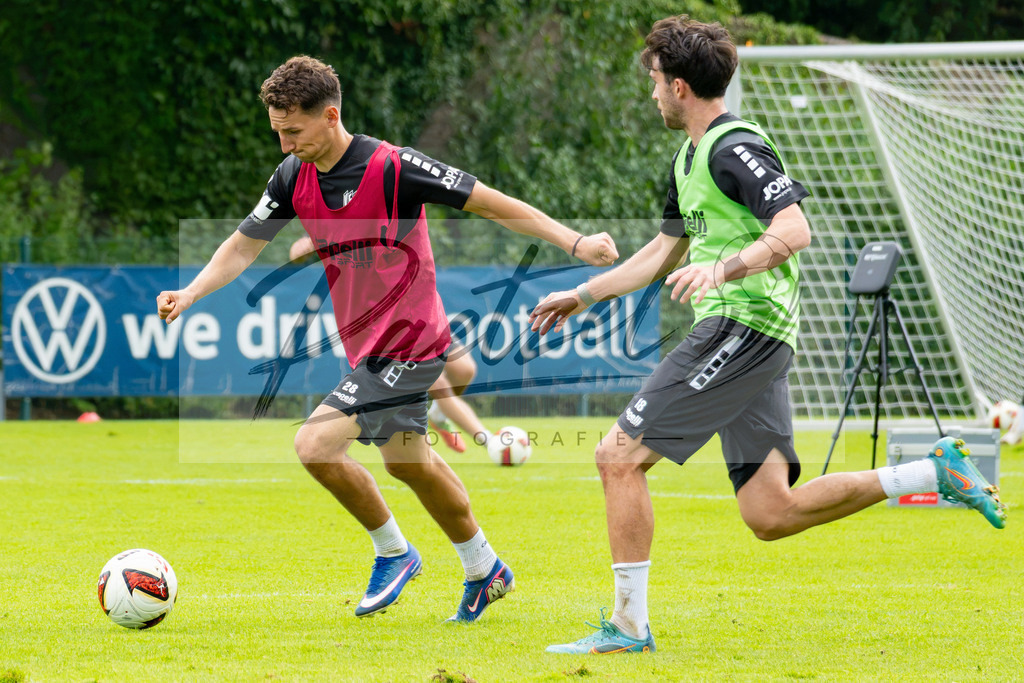 20260909_TRAOSN_0566 | Fußball, Herren: Konrad Faber (VfL Osnabrück) in Aktion, am Ball, Einzelaktion beim Training des VfL Osnabrück am 09.09.2026 im Sportpark Illoshöhe in Osnabrück, Deutschland.(Foto von Nico Paetzel) - Realisiert mit Pictrs.com