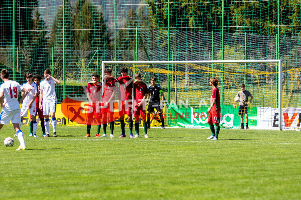 Portugal  U15 -Czech Republic U15 | Freistoss ; Portugal  U15 -Czech Republic U15 am 29.04.2022 in Arnoldstein
(Sportplatz), AUSTRIA, (Photo by Ernst Krawagner sport-fan.at) - Realisiert mit Pictrs.com
