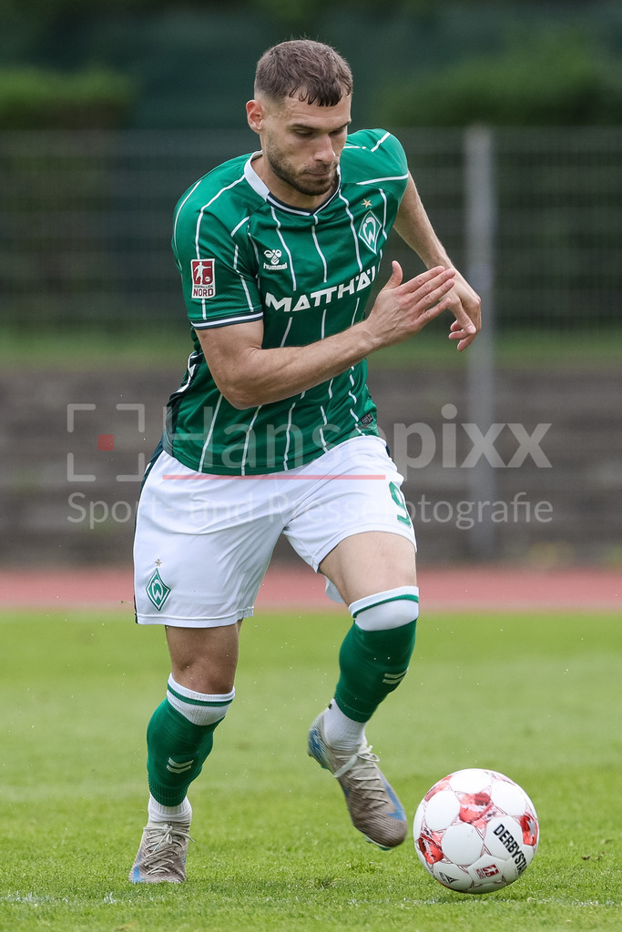 Fussball, Regionalliga Nord, SV Werder Bremen II - SSV Jeddeloh | Christian Stark (SV Werder Bremen II, 9) am Ball, Freisteller, Einzelbild, Ganzkörper, Aktion, Action, Spielszene