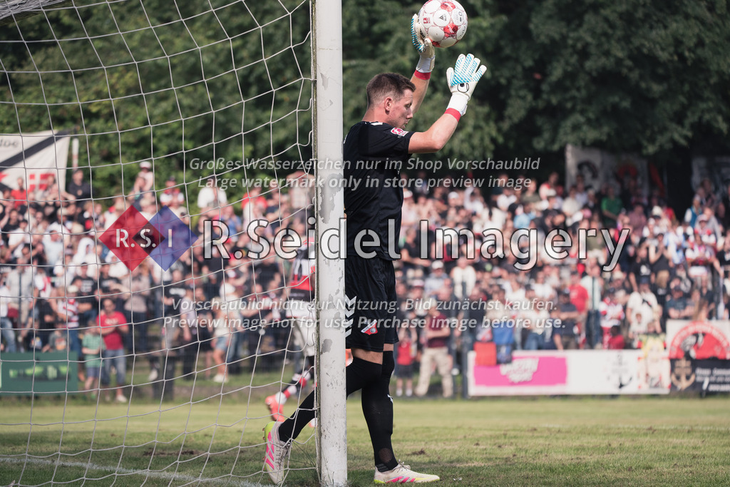 RS-1-126191 | Dennis Lohmann (#1, AFC, Torwart) fängt einen langsamen Ball ab.