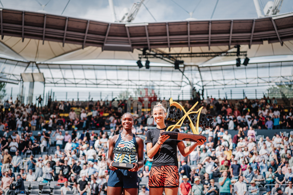 Sportart | Geschlecht | Saison 2022/2023 | Liga | Team1 vs. Team2 | TT.MM.JJJJ | Die Gewinnerin des Turniers Arantxa Rus (NED) rechts und die Turnierzweite Noma Noha Akugue (GER) links