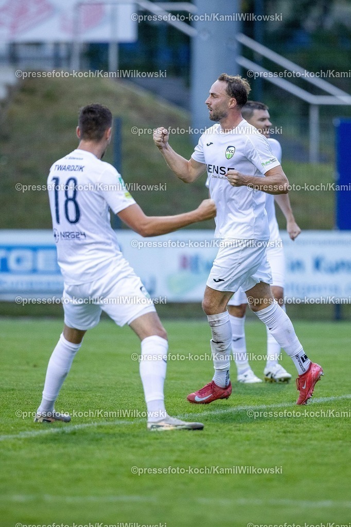 xKWIx29082501094 | 29.08.2025, xkwix, Fußball, Regionalliga West, SSVg Velbert - FC Gütersloh, IMS Arena: Torjubel nach dem Tor zum 0:1 durch Julius Langfeld (FC Gütersloh #10)