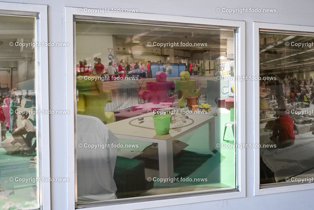 PVZ_ Postverteilerzentrum Linz_ Asylunterkunft_ 21.03.2023-36 | 21.03.20123, Postcity, PVZ, AUT, Postverteilerzentrum Linz, Asylunterkunft, im Bild Rotes Kreuz, Asylunterkunft wird geraeumt, Lager, Schlafstelle, Halle