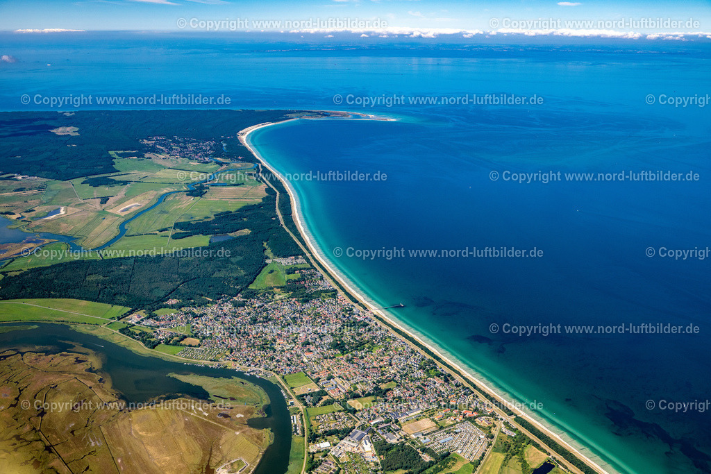 Zingst_ELS_8406100822 | ZINGST 10.08.2022 Küsten- Landschaft am Sandstrand der Ostsee auf dem Darß in Zingst an der Ostseeküste im Bundesland Mecklenburg-Vorpommern, Deutschland. Weiterführende Informationen bei: Kur- und Tourismus GmbH. // Coastline on the sandy beach of Ostsee on Darss in Zingst at the baltic coast in the state Mecklenburg - Western Pomerania, Germany. Further information at: Kur- und Tourismus GmbH. Foto: Martin Elsen