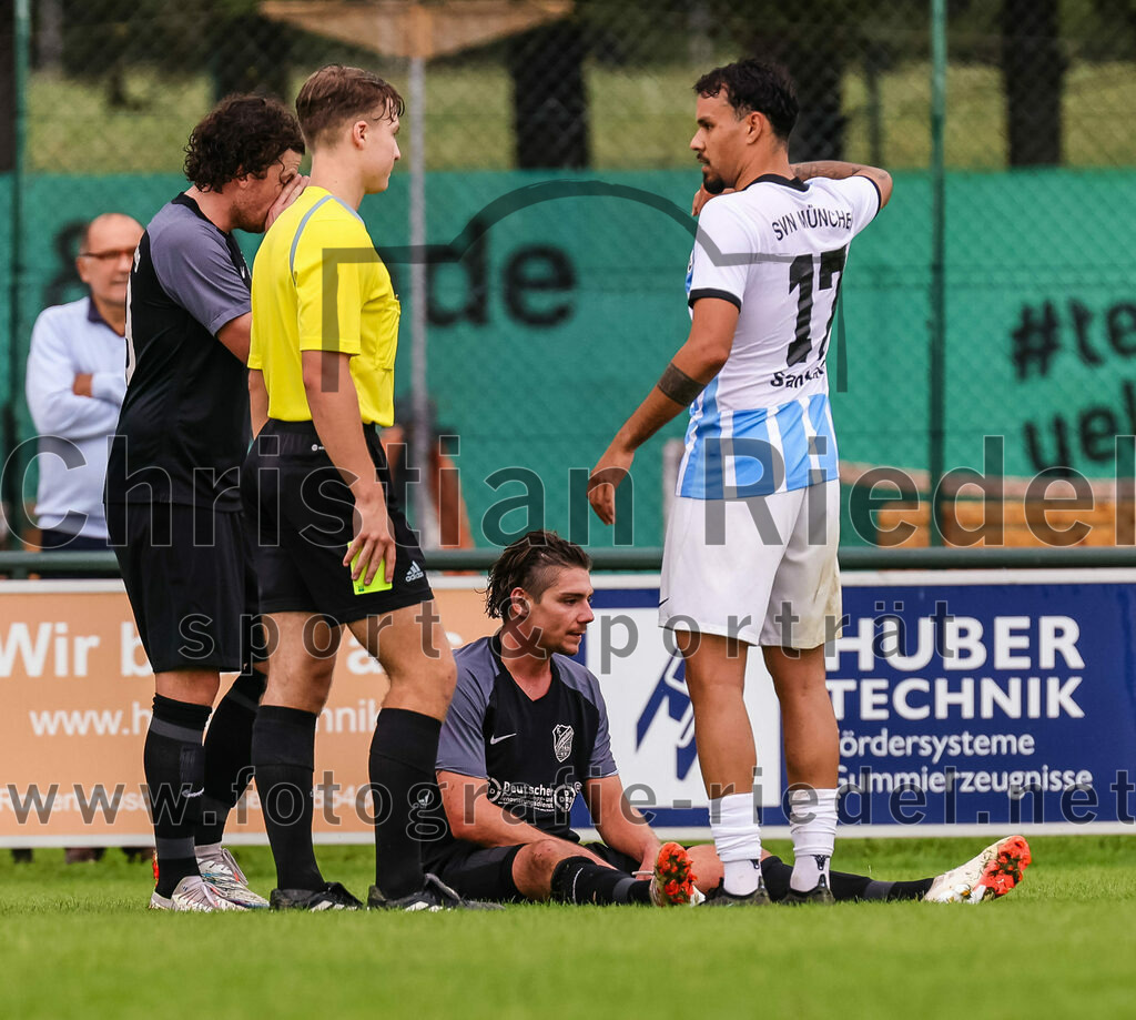 2023-08-05_126_FC_Langengeisling_gegen_SVN_Muenchen | Erding, Deutschland, 05.08.2023:
Fußball, Bezirksliga Oberbayern Ost 2023 / 2024, 2. Spieltag, FC Langengeisling gegen SVN München, Endergebnis: 1:3

Fabian Aigner (FC Langengeisling, #19), Schiedsrichter Raphael Salzberger, Maximilian Birnbeck (FC Langengeisling, #27), Julien Santana-Mielke (SVN München, #17)

Foto: Christian Riedel / fotografie-riedel.net