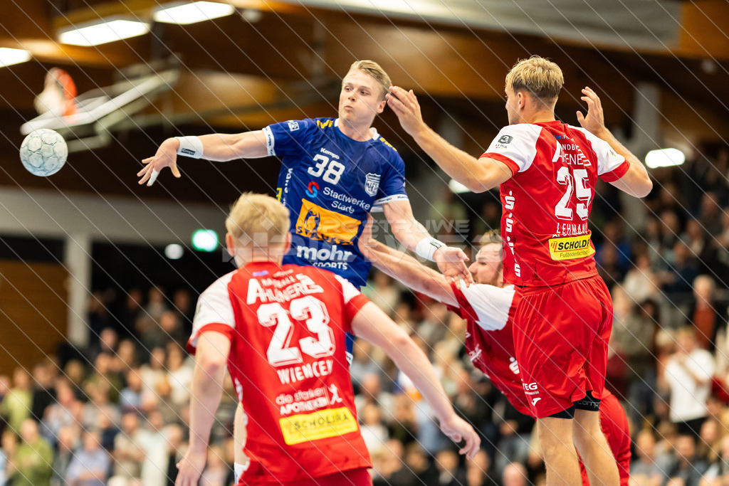 20251011_Picselweb-Fotografie_2R3_3383 | David Wiencek (23, Ahlener SG), Nils Schröder (38, VfL Fredenbeck), Philipp Dommermuth (87, Ahlener SG), Joris Lehmann (25, Ahlener SG) - Realisiert mit Pictrs.com