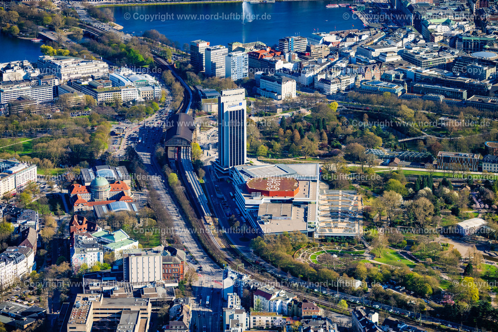Hamburg_Dammtor_CCH_ELS_4167060425 | HAMBURG 06.04.2025 Congress Center (CCH) am Hochhaus- Gebäude der Hotelanlage Radisson Blu an der Marseiller Straße im Ortsteil Sankt Pauli in Hamburg, Deutschland. Weiterführende Informationen bei: Hamburg Messe und Congress GmbH,  LEONHARD WEISS GmbH & Co. KG,  Sprinkenhof GmbH,  HUPE FLATAU GmbH,  agn Niederberghaus & Partner GmbH,  verbundhochdrei GmbH. // Congress Center ( CCH ) on High-rise building of the hotel complex Radisson Blu on Marseiller Strasse in the district Sankt Pauli in Hamburg, Germany. Further information at: Hamburg Messe und Congress GmbH,  LEONHARD WEISS GmbH & Co. KG,  Sprinkenhof GmbH,  HUPE FLATAU GmbH,  agn Niederberghaus & Partner GmbH,  verbundhochdrei GmbH. Foto: Martin Elsen