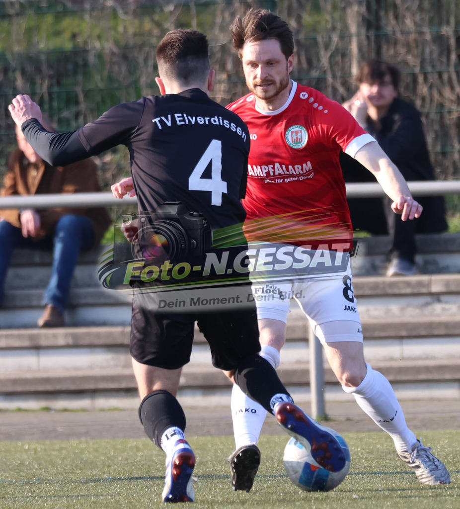 Bünder SV - TV Elverdissen | Auf dem Bild zu sehen: rot Bünder SV: Denis Müller ; schwarz TV Elverdissen: Marvin BischoffBünder SV, TV Elverdissen, Saison 25/26, Kreisliga A, Deutschland - Realisiert mit Pictrs.com